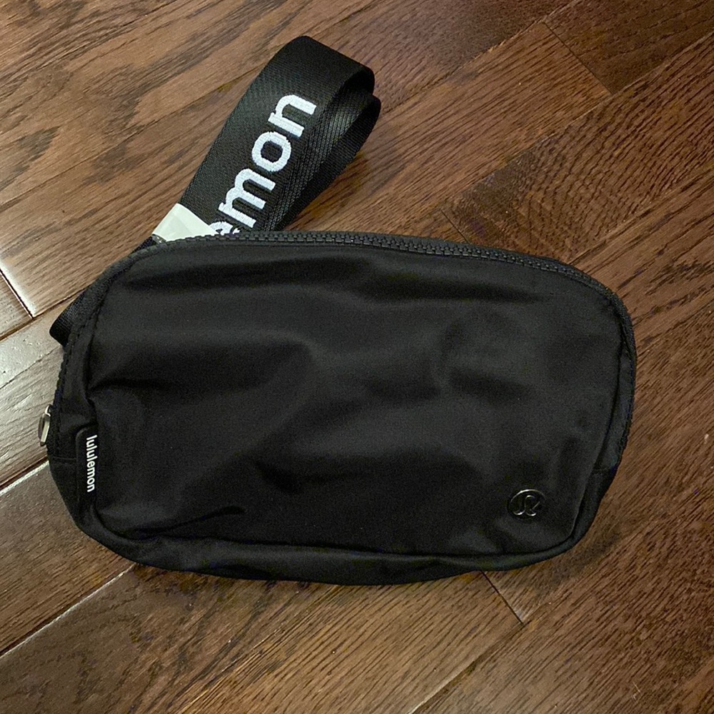 NWT Lululemon Everywhere Belt Bag 1L in Black/White